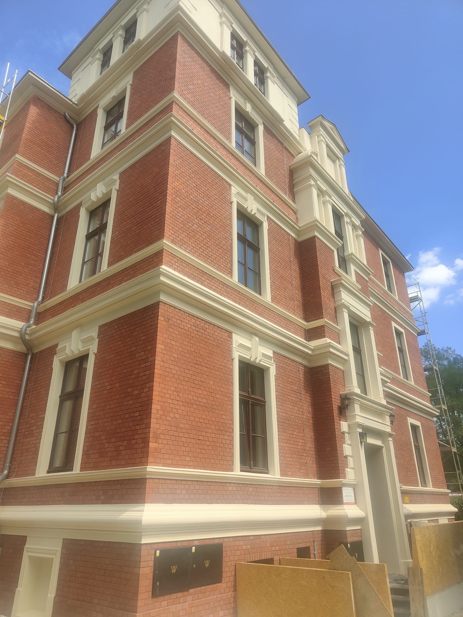 Uniwersytecki Szpital Kliniczny — elewacja ceglana, Wrocław