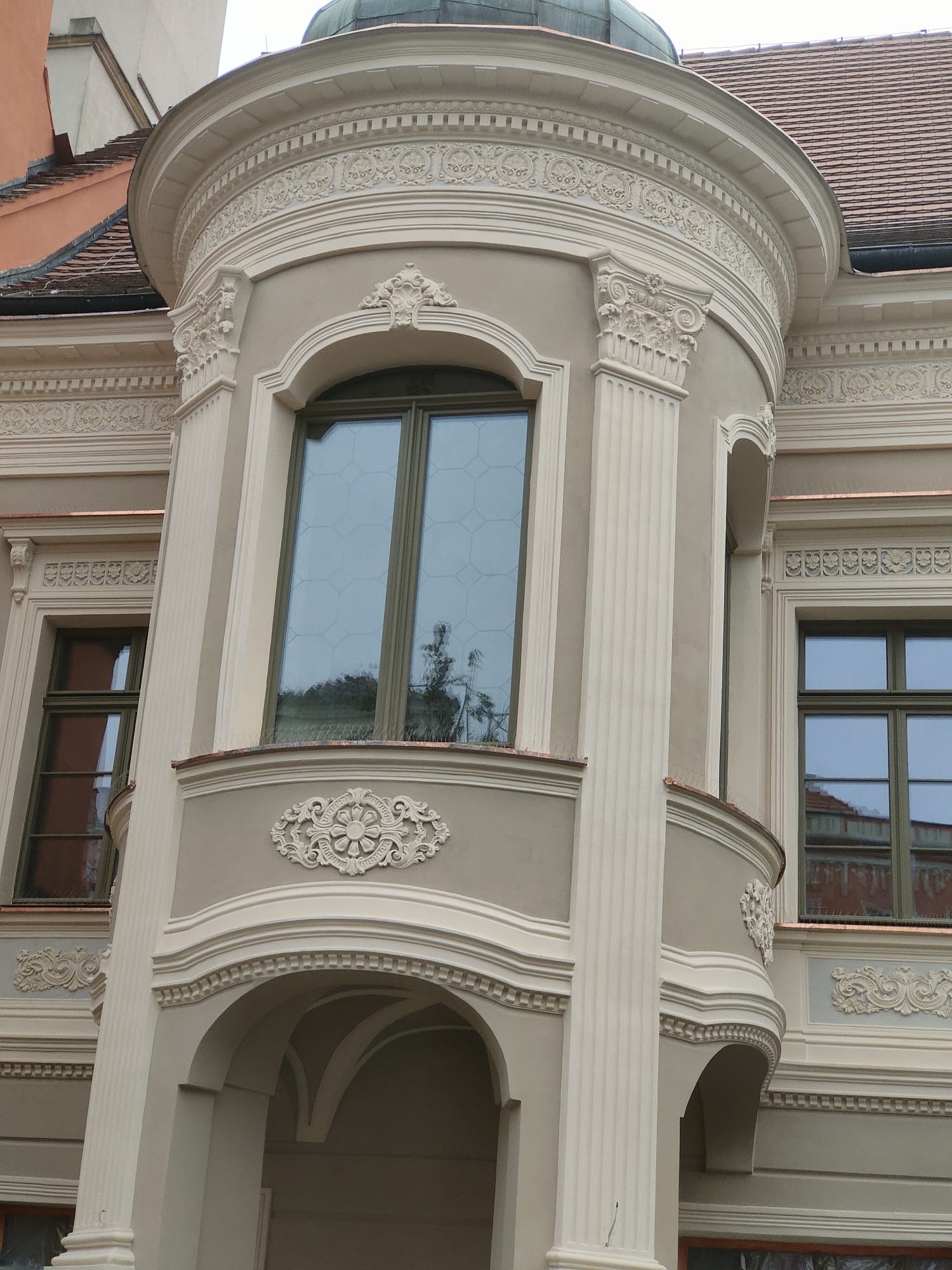 Wykusz z półkolistym balkonem — sztukateria, kapitele, rozeta