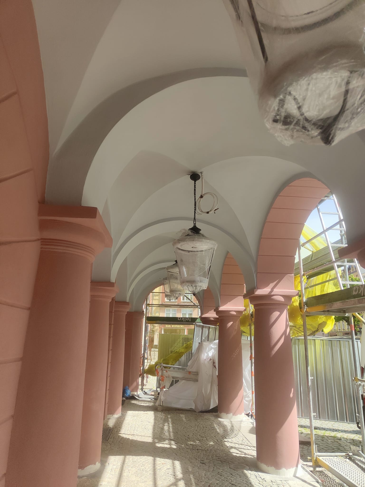 Teatr — podcienia, kolumny i sklepienia krzyżowe, Świdnica