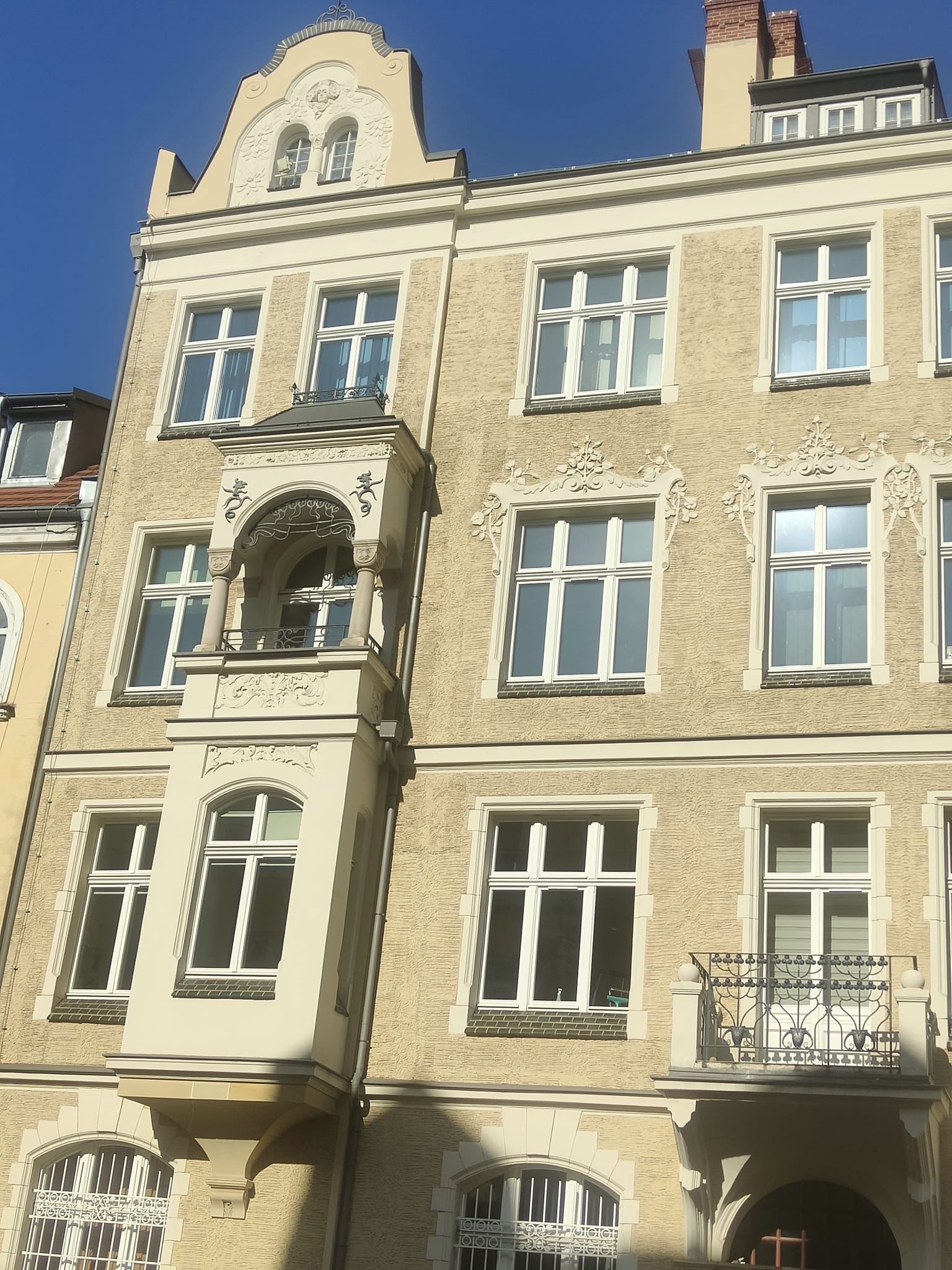 Uniwersytet Medyczny — elewacja z wykuszem i sztukaterią, Wrocław