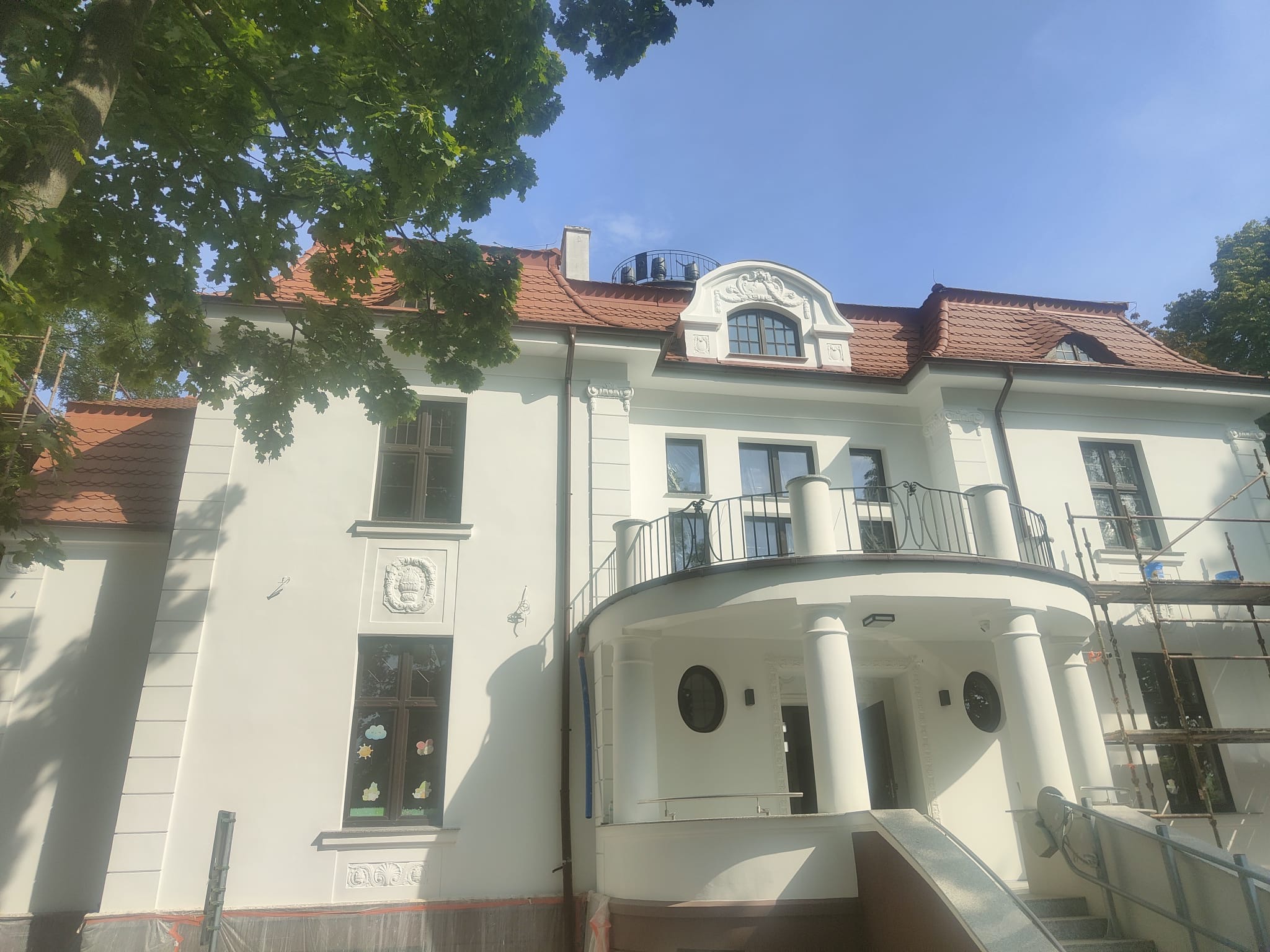 Willa zabytkowa — biała elewacja z sztukaterią, Oborniki Śląskie